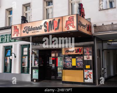 Wien, Österreich - September 25 2021: Kabarett Simpl Kabarett Bühne und Theater für Lichtunterhaltung Eingang mit Beschilderung. Stockfoto