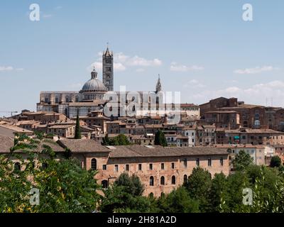 Stadtbild von Siena mit Dom oder Cattedrale Metropolitana di Santa Maria Assunta Kathedrale und Turm Stockfoto