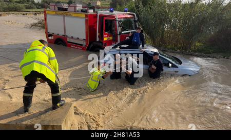 Salina, Malta. 25th. November 2021. Rettungskräfte überführen Menschen, die in einem Auto gefangen sind, als eine Überschwemmung Salina, Malta, 25. November 2021, eintrifft. Quelle: Jonathan Borg/Xinhua/Alamy Live News Stockfoto