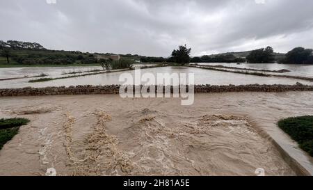 Salina. 25th. November 2021. Das Foto vom 25. November 2021 zeigt ein überflutetes Gebiet in Salina, Malta. Quelle: Jonathan Borg/Xinhua/Alamy Live News Stockfoto