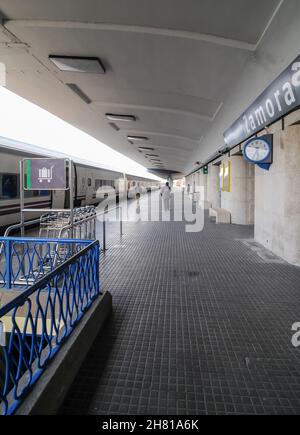 Bahnsteig am Bahnhof Zamora, wo der Renfe-Zug nach Galizien wegen des Sturms auf dem Vía de la Plata in Zamora, Spanien, angehalten hat. Stockfoto