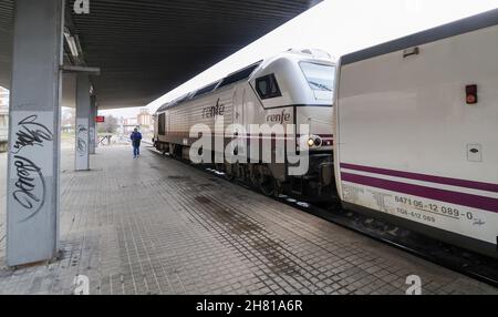 Der RENFE-Zug nach Galicien hielt am Bahnhof aufgrund des Sturms auf der Silberroute in Zamora, Spanien, an. Stockfoto