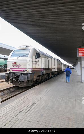 Der RENFE-Zug nach Galicien hielt am Bahnhof aufgrund des Sturms auf der Silberroute in Zamora, Spanien, an. Stockfoto