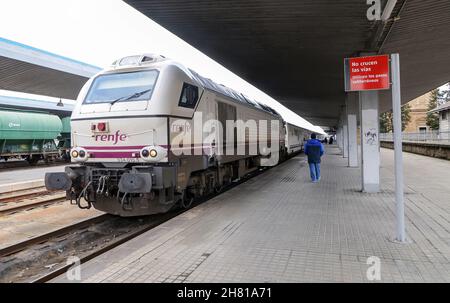 Der RENFE-Zug nach Galicien hielt am Bahnhof aufgrund des Sturms auf der Silberroute in Zamora, Spanien, an. Stockfoto