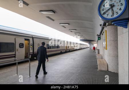 Bahnsteig am Bahnhof Zamora, wo der Renfe-Zug nach Galizien wegen des Sturms auf dem Vía de la Plata in Zamora, Spanien, angehalten hat. Stockfoto