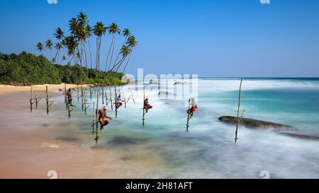 Fischer von Koggala an einem Strand von Sri Lanka Stockfoto