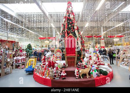 Lviv, Ukraine - 15. Dezember 2019: Weihnachtsmarkt im Epicentr-Laden Stockfoto