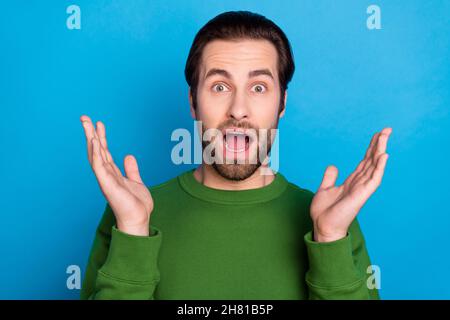 Porträt der beeindruckt Person heben Arme Handflächen öffnen Mund Blick Kamera isoliert auf blauem Hintergrund Stockfoto