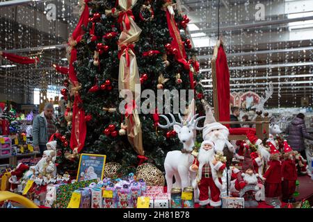 Lviv, Ukraine - 15. Dezember 2019: Weihnachtsmarkt im Epicentr-Laden Stockfoto