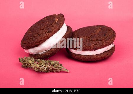 Cannabis Chocolate Chip Cookies, Marihuana Bonbons zur Entspannung... Stockfoto