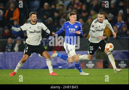 Harvey Barnes von Leicester City , Mateusz Wieteska von Legia Warsaw und Artur Jedrzejczyk von Legia Warsaw während des Fußballspiels Leicester City gegen Legia Warsaw, UEFA Europa League , King Power Stadium, Leicester, UK-25 November 2021 Stockfoto