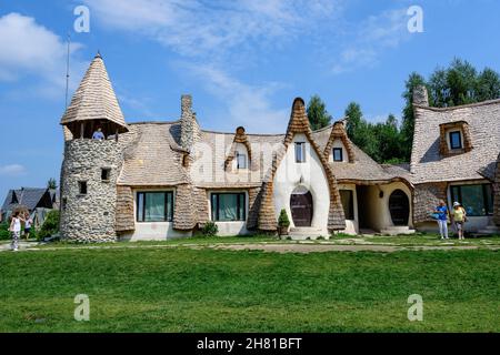Porumbacu de Sus, Sibiu, Rumänien, 16. Juli 2021: Schloss von Clay aus dem Valey der Fähren (Castelul de Lut Valea Zanelor) in Siebenbürgen (Transilvani Stockfoto