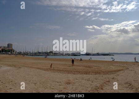 Plage de la Garonnette, Sandstrand und Yachthafen in Sainte-Maxime, Departement Var der Region Provence-Alpes-Côte d'Azur, Frankreich Stockfoto