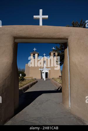 Die historische San Francisco de Asis Missionskirche aus dem 18th. Jahrhundert in Rancho de Taos, New Mexico. Stockfoto