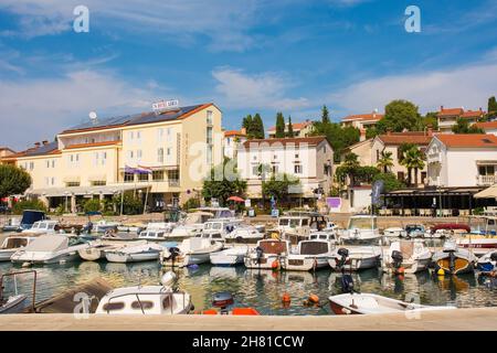 Malinska, Kroatien - 7th. September 2021. Der Yachthafen in der kleinen Stadt Malinska an der Küste der Insel Krk, Gespanschaft Primorje-Gorski Kotar, NW-Kroatien Stockfoto