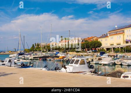 Malinska, Kroatien - 7th. September 2021. Der Yachthafen in der kleinen Stadt Malinska an der Küste der Insel Krk, Gespanschaft Primorje-Gorski Kotar, NW-Kroatien Stockfoto