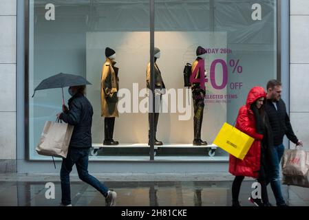 London, Großbritannien. 26. November 2021. Leute, die am Black Friday in der Oxford Street einkaufen. In den USA tritt der Black Friday am Tag nach Thanksgiving, in diesem Jahr am 26th. November, auf. Einige britische Einzelhändler haben auch begonnen, die Verkaufstaktik zu übernehmen, die Rabatte online und in physischen Geschäften anbietet. Allerdings, die berichtet hat, dass nicht alle Black Friday Angebote sind, was sie scheinen mit Artikeln angeboten billiger zu anderen Zeiten des Jahres. Außerdem haben einige Einzelhändler aufgrund von Lieferproblemen aufgrund der Pandemie und des Brexit Schwierigkeiten, Rabatte anzubieten. Kredit: Stephen Chung / Alamy Live Nachrichten Stockfoto