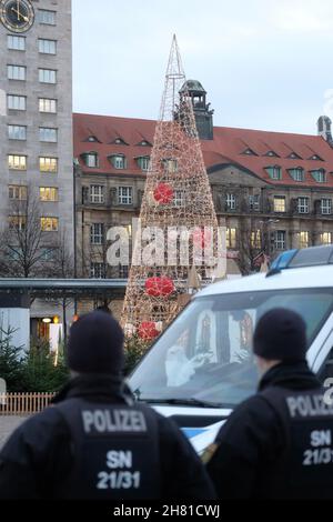 Leipzig, Deutschland. 26th. November 2021. Polizisten stehen am weihnachtlich geschmückten Augustusplatz. Quelle: Sebastian Willnow/dpa-Zentralbild/dpa/Alamy Live News Stockfoto