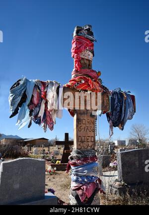 Das Grab des amerikanischen Schauspielers Dennis Hopper auf dem kleinen hispanischen Jesus Nazareno Friedhof in der Nähe von Taos, New Mexico. Stockfoto