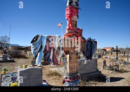 Das Grab des amerikanischen Schauspielers Dennis Hopper auf dem kleinen hispanischen Jesus Nazareno Friedhof in der Nähe von Taos, New Mexico. Stockfoto