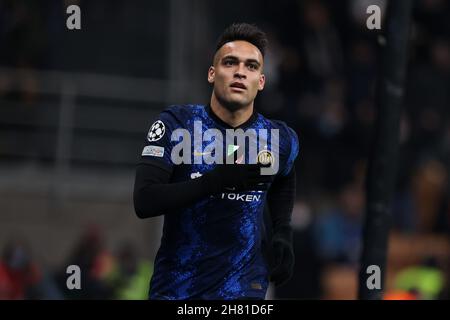 Lautaro Martinez (FC Internazionale) feiert, nachdem er im Rahmen des Fußballspiels Inter - FC Internazionale gegen Shakhtar Donetsk, UEFA Champions League in Mailand, Italien, am 24 2021. November ein Tor erzielt hat Stockfoto