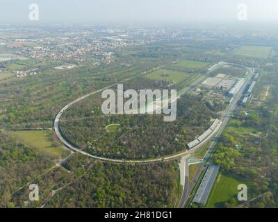 Luftaufnahme des Autodromo Nazionale von Monza, einer Rennstrecke in der Nähe der Stadt Monza, nördlich von Mailand, in Italien. Drohnenaufnahme von Monza. Stockfoto