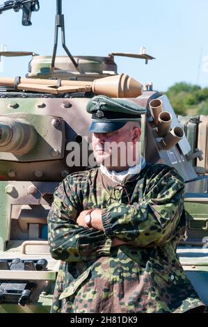 Zweiter Weltkrieg Panzerbesatzung der deutschen Armee Re-enactor in Militäruniform, mit einem Panzer-Panzer. Militärische Nachstellung des Zweiten Weltkriegs Stockfoto