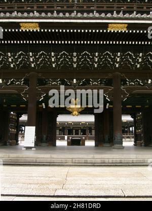(東本願寺), oder ″das östliche Kloster des ursprünglichen Gelübdes″, ist eine von zwei dominierenden Untersekten des Shin-Buddhismus in Japan. Stockfoto