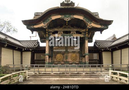 (東本願寺), oder ″das östliche Kloster des ursprünglichen Gelübdes″, ist eine von zwei dominierenden Untersekten des Shin-Buddhismus in Japan. Stockfoto