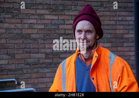 High Wycombe, Großbritannien. 26th. November 2021. Der als Swampy bekannte Öko-Krieger Dan Hooper erschien heute vor dem Amtsgericht von High Wycombe, nachdem er eine Bambusstruktur im Fluss Colne besetzt hatte. Denham Country Park am 8th. Dezember 2020 in einem Versuch, HS2 High Speed Rail zu stoppen, indem sie eine temporäre Brücke für ihre Lastwagen über den Fluss legte. Er plädierte für schuldig, sich zu verschärfen Hausfriedensbruch und erhielt eine 12-monatige bedingte Entlassung zuzüglich Kosten von £102. Die HS2 High Speed Rail verursacht in Buckinghamshire enorme Zerstörungen in Wäldern und Wildtierhabitaten. Quelle: Maureen McLean/Alamy Stockfoto