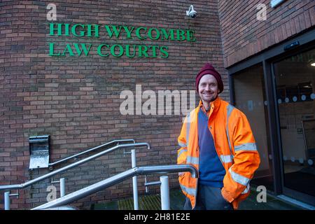 High Wycombe, Großbritannien. 26th. November 2021. Der als Swampy bekannte Öko-Krieger Dan Hooper erschien heute vor dem Amtsgericht von High Wycombe, nachdem er eine Bambusstruktur im Fluss Colne besetzt hatte. Denham Country Park am 8th. Dezember 2020 in einem Versuch, HS2 High Speed Rail zu stoppen, indem sie eine temporäre Brücke für ihre Lastwagen über den Fluss legte. Er plädierte für schuldig, sich zu verschärfen Hausfriedensbruch und erhielt eine 12-monatige bedingte Entlassung zuzüglich Kosten von £102. Die HS2 High Speed Rail verursacht in Buckinghamshire enorme Zerstörungen in Wäldern und Wildtierhabitaten. Quelle: Maureen McLean/Alamy Stockfoto