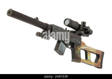 Spezielles Scharfschützengewehr aus Holz mit Teleskopsicht und Laserpointer isoliert auf weißem Hintergrund Stockfoto