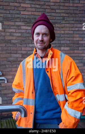 High Wycombe, Großbritannien. 26th. November 2021. Der als Swampy bekannte Öko-Krieger Dan Hooper erschien heute vor dem Amtsgericht von High Wycombe, nachdem er eine Bambusstruktur im Fluss Colne besetzt hatte. Denham Country Park am 8th. Dezember 2020 in einem Versuch, HS2 High Speed Rail zu stoppen, indem sie eine temporäre Brücke für ihre Lastwagen über den Fluss legte. Er plädierte für schuldig, sich zu verschärfen Hausfriedensbruch und erhielt eine 12-monatige bedingte Entlassung zuzüglich Kosten von £102. Die HS2 High Speed Rail verursacht in Buckinghamshire enorme Zerstörungen in Wäldern und Wildtierhabitaten. Quelle: Maureen McLean/Alamy Stockfoto