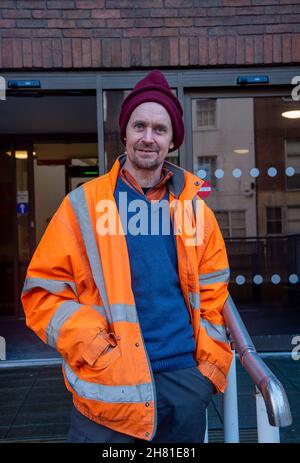 High Wycombe, Großbritannien. 26th. November 2021. Der als Swampy bekannte Öko-Krieger Dan Hooper erschien heute vor dem Amtsgericht von High Wycombe, nachdem er eine Bambusstruktur im Fluss Colne besetzt hatte. Denham Country Park am 8th. Dezember 2020 in einem Versuch, HS2 High Speed Rail zu stoppen, indem sie eine temporäre Brücke für ihre Lastwagen über den Fluss legte. Er plädierte für schuldig, sich zu verschärfen Hausfriedensbruch und erhielt eine 12-monatige bedingte Entlassung zuzüglich Kosten von £102. Die HS2 High Speed Rail verursacht in Buckinghamshire enorme Zerstörungen in Wäldern und Wildtierhabitaten. Quelle: Maureen McLean/Alamy Stockfoto