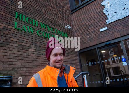 High Wycombe, Großbritannien. 26th. November 2021. Der als Swampy bekannte Öko-Krieger Dan Hooper erschien heute vor dem Amtsgericht von High Wycombe, nachdem er eine Bambusstruktur im Fluss Colne besetzt hatte. Denham Country Park am 8th. Dezember 2020 in einem Versuch, HS2 High Speed Rail zu stoppen, indem sie eine temporäre Brücke für ihre Lastwagen über den Fluss legte. Er plädierte für schuldig, sich zu verschärfen Hausfriedensbruch und erhielt eine 12-monatige bedingte Entlassung zuzüglich Kosten von £102. Die HS2 High Speed Rail verursacht in Buckinghamshire enorme Zerstörungen in Wäldern und Wildtierhabitaten. Quelle: Maureen McLean/Alamy Stockfoto