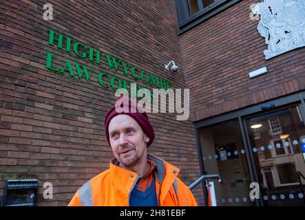 High Wycombe, Großbritannien. 26th. November 2021. Der als Swampy bekannte Öko-Krieger Dan Hooper erschien heute vor dem Amtsgericht von High Wycombe, nachdem er eine Bambusstruktur im Fluss Colne besetzt hatte. Denham Country Park am 8th. Dezember 2020 in einem Versuch, HS2 High Speed Rail zu stoppen, indem sie eine temporäre Brücke für ihre Lastwagen über den Fluss legte. Er plädierte für schuldig, sich zu verschärfen Hausfriedensbruch und erhielt eine 12-monatige bedingte Entlassung zuzüglich Kosten von £102. Die HS2 High Speed Rail verursacht in Buckinghamshire enorme Zerstörungen in Wäldern und Wildtierhabitaten. Quelle: Maureen McLean/Alamy Stockfoto