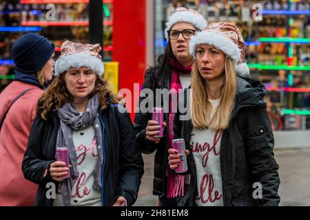 London, Großbritannien. 26th. November 2021. In Weihnachtsstimmung kommen? Weder der Regen noch der U-Bahn-Streik scheinen einen großen Einfluss auf die Besucherfrequenz zu haben - die geschäftige Oxford Street am freitag der Black friday Week und zu Beginn des Weihnachtsanlaufs. Kredit: Guy Bell/Alamy Live Nachrichten Stockfoto