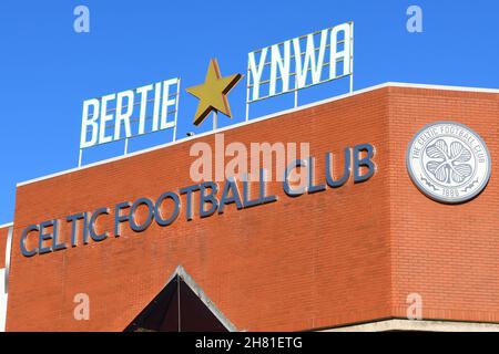 Glasgow, Großbritannien. 26th. November 2021. 26th, November 2021. Glasgow, Schottland, Großbritannien. Der Leichenschauplatz passiert das Stadion des Celtic Football Club und gibt den Fans des Clubs die Chance, sich von dem Europameistermeister Bertie Auld (83), einem der verehrten Lissabon-Löwen und Teil des ersten britischen Teams, das die Trophäe gewonnen hat, zu verabschieden. Quelle: Douglas Carr/Alamy Live News Stockfoto