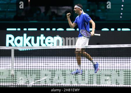 Turin, Italien. 26th. November 2021. Lorenzo Sonego aus Italien feiert am 26. November 2021 in Turin, Italien, beim Davis-Cup-Spiel der Gruppe E zwischen den Vereinigten Staaten und Italien im Pala Alpitour. Quelle: Marco Canoniero/Alamy Live News Stockfoto