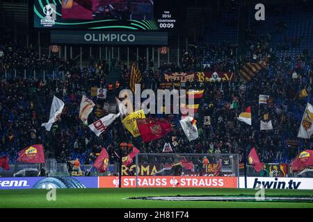 Rom, Italien. 25th. November 2021. ROMA-Fans jubeln auf den Tribünen während der European Conference League zwischen AS Roma und Zorya Luhansk im Olympiastadion. Kredit: Cosimo Martemucci / Alamy Live Nachrichten Stockfoto