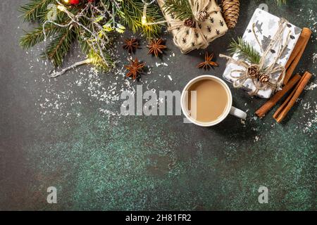 Сup Kaffee auf der Tischplatte aus dunklem Stein. Neujahr oder weihnachtskonzept. Flach liegend. Stockfoto