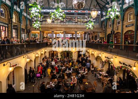 Apple Market Covent Garden Weihnachts-Shopping und -Unterhaltung, London, England, Großbritannien Stockfoto