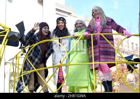 New York, NY, USA. 25th. November 2021. Sara Bareilles, Renee Elise Goldsberry, Paula Pell, Busy Philipps für die jährliche Macy's Thanksgiving Day Parade 95th, New York, NY 25. November 2021. Kredit: Kristin Callahan/Everett Collection/Alamy Live Nachrichten Stockfoto