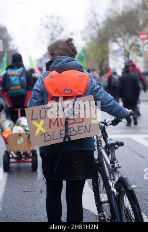 München, Deutschland. 26th. November 2021. Teilnehmer mit Schild „Lüzerath muss bleiben“. Am 26. November 2021 fand wie jeden Freitag ein von FridaysForFuture organisierter Klimastreik in München statt, bei dem mehr als 60 Teilnehmer lautstark für die Einhaltung des 1,5-Grad-Ziels demonstrierten. Die Demonstranten protestierten auch wegen der Veröffentlichung des Koalitionsvertrages der Ampelkoalition, der für 1,5 Grad nicht ausreicht. (Foto: Alexander Pohl/Sipa USA) Quelle: SIPA USA/Alamy Live News Stockfoto