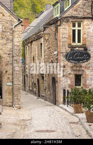 Gepflasterte Straße im historischen Stadtzentrum von Durbuy, Belgien. Stockfoto