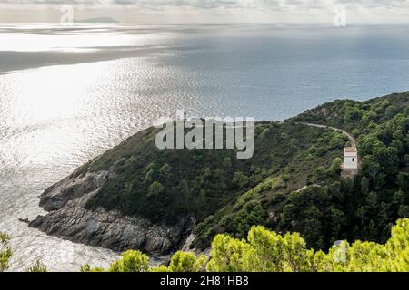 Ein Blick auf die Insel Gorgona mit der Insel Capraia im Hintergrund, Livorno, Italien Stockfoto