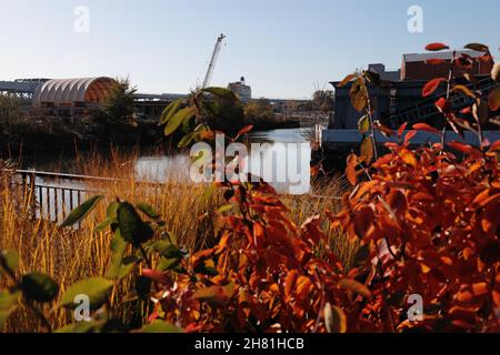 Gowanus Canal, Brooklyn, New York, Blick nach Süden von der Nähe der 3rd Street Brücke. Der Gowanus-Kanal grenzt an Red Hook, Carroll Gardens und Gowanus in Stockfoto