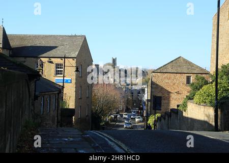 Blick auf die Moor Lane in Richtung Lancaster Priory Church und Lancaster Castle, Lancaster, Lancashire, England, Großbritannien Stockfoto