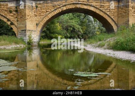 Mittelalterliche Steinbrücke oder Bogenbrücke über den Fluss Ouvèze in Bedarrides, Bédarrides-Brücke, Vaucluse Provence Frankreich Stockfoto