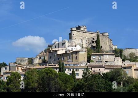 Historisches Dorf, Hilltop Village & Schloss Medival oder Chateau Le Barroux Vaucluse Provence Frankreich Stockfoto